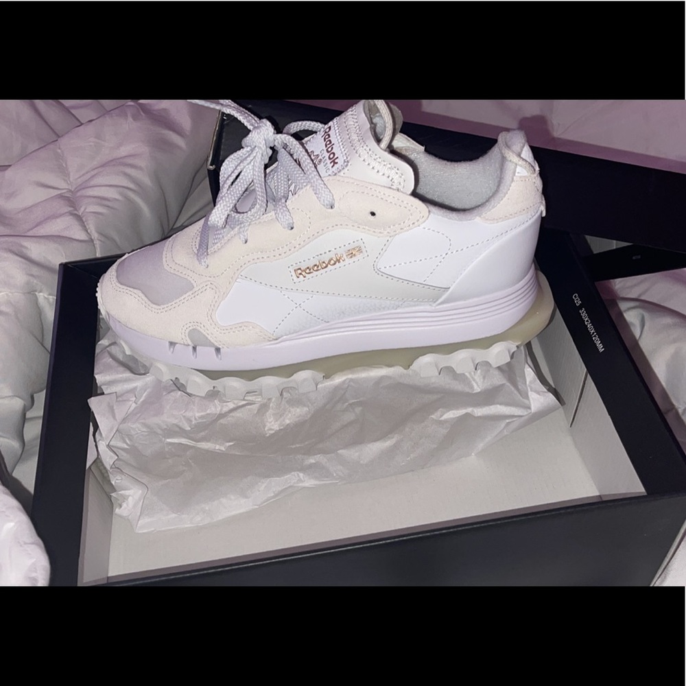 Classic Cardi white sneakers